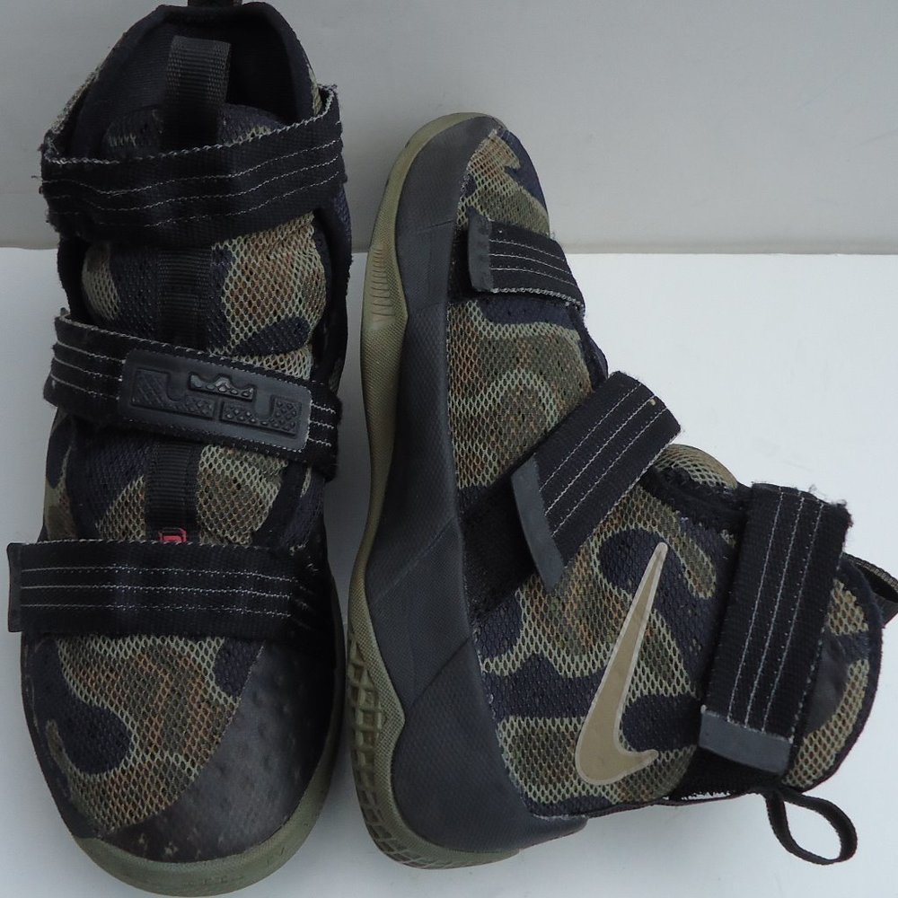 Size 3 Y. NIKE LeBron Zoom Air soldier  camo sneakers shoes.
